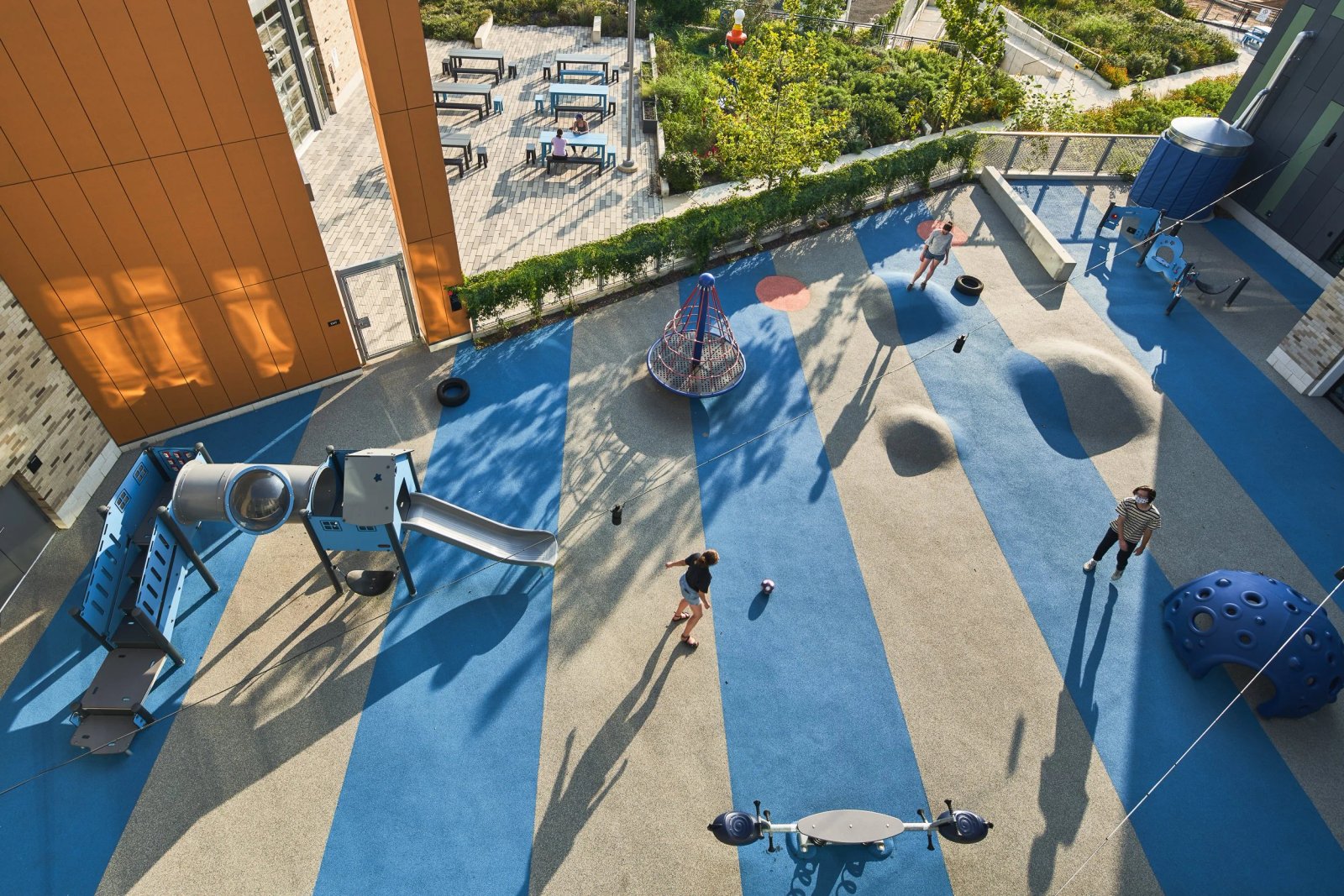 Bàn của Martha & The Commons tại Quảng trường Stanton